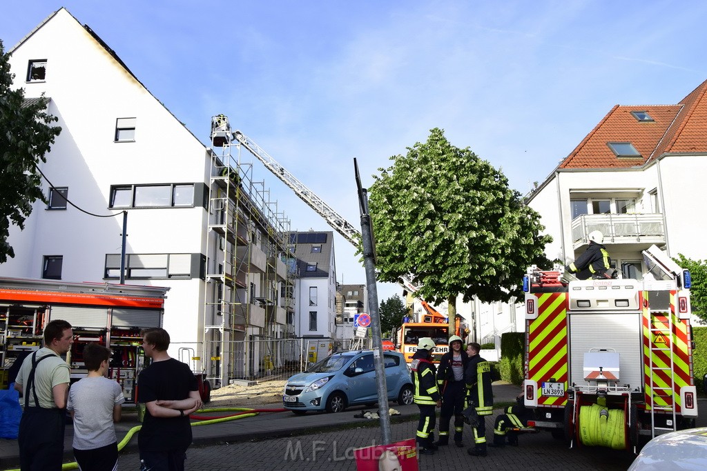 Feuer 2 Dachstuhl Koeln Dellbrueck Von der Leyen Str P157.JPG - Miklos Laubert